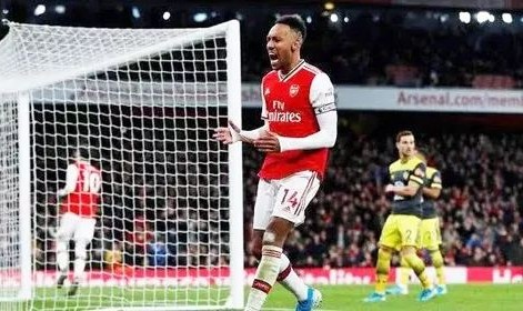  阿森纳防线失误造致命失球  