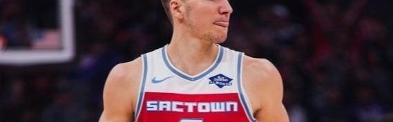  曼联争议红牌引热议，B费染红离场球队惨遭绝杀  