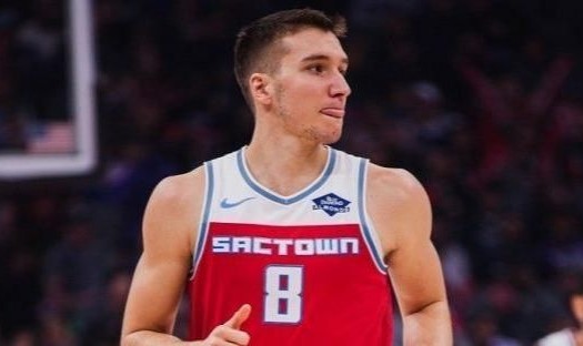  曼联争议红牌引热议，B费染红离场球队惨遭绝杀  