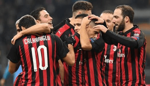  AC米兰主场溃败，球迷高呼教练下课  