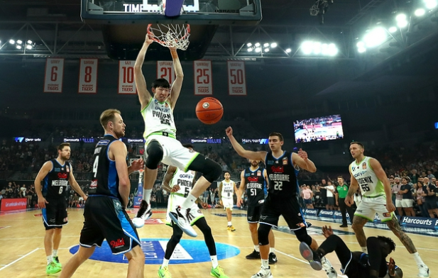  艾顿20篮板统治攻防，开拓者不敌太阳  